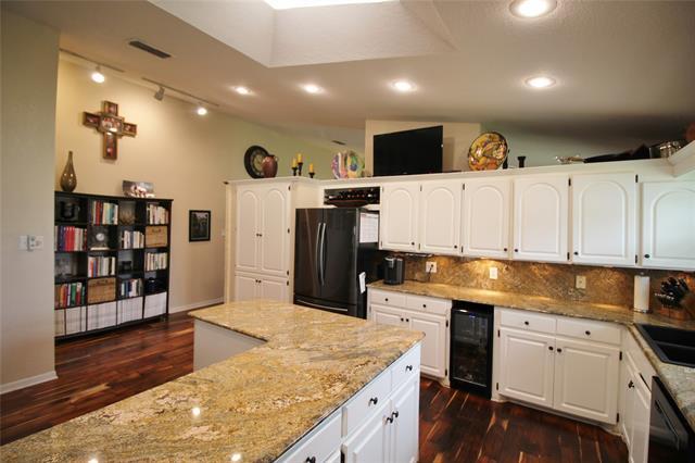 Building Photo - 18359 Hickory Cir