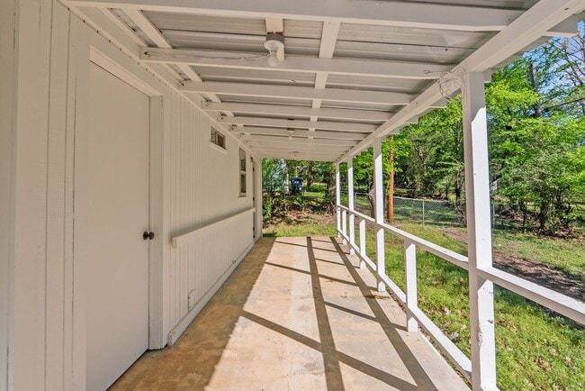 Building Photo - 715 Oakwood