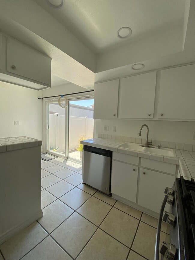 Building Photo - Harbor Village 2 bedroom Condo *OPEN HOUSE - SEE DATES AVAILABILITY*