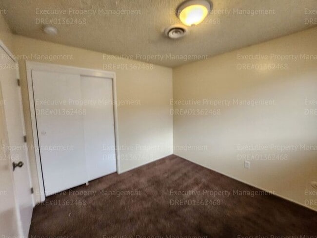 Building Photo - Townhouse unit. 2 bedrooms 1.5 bath call o...
