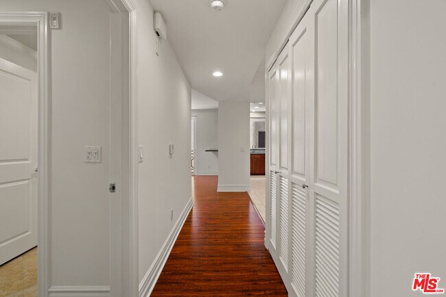 Building Photo - 2306 Fox Hills Dr