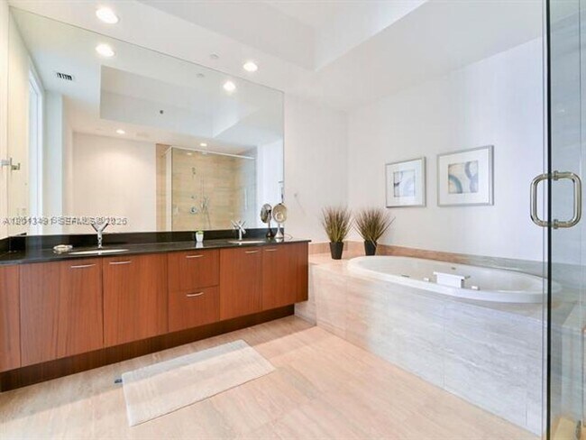 Building Photo - 15811 Collins Ave