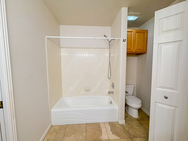 Building Photo - 1611 N Grandview Ln