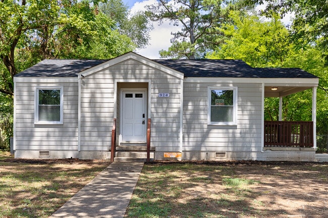 Building Photo - 914 Linwood Dr NW