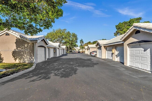 Building Photo - 2881 N Oakland Forest Dr