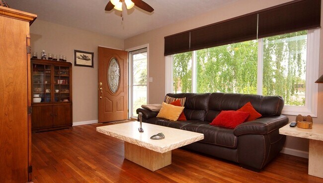 Building Photo - 2 BEDROOM | 1 BATH | WEST SIDE HOME | SING...