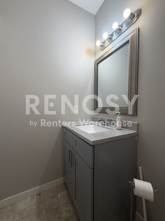Building Photo - Available Now 3 Bedroom 2 Bath Townhouse in Woodbury