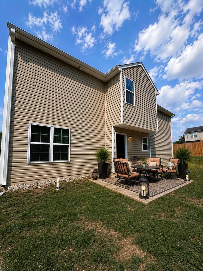 Building Photo - Available Now – Spacious 3Bed, 2.5 Bath + 1 Bonus Room with closet, 1.5 Acres in Rural Hall!