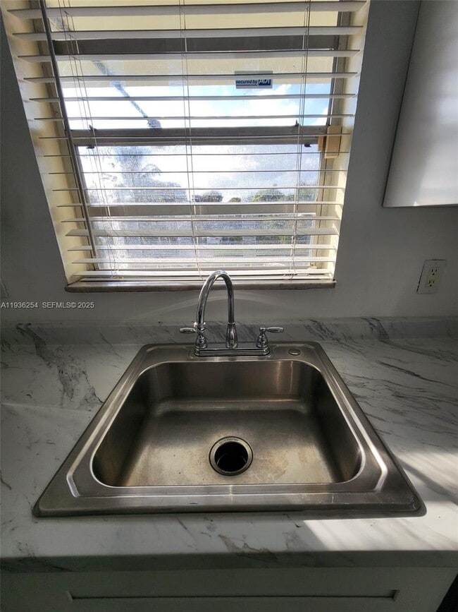 Building Photo - 609 S State Rd 7