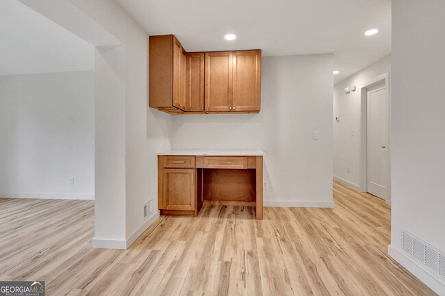 Building Photo - 183 Pine St NE