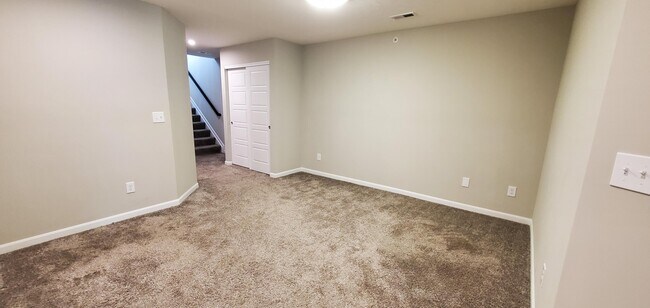 Building Photo - 686 Daphne Wy