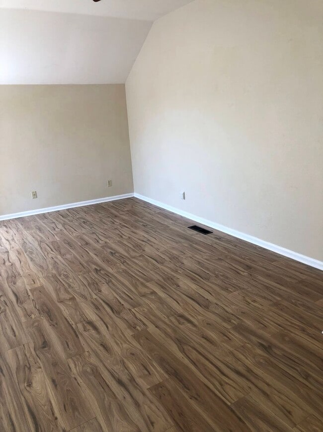 Building Photo - 401 Creekside Way