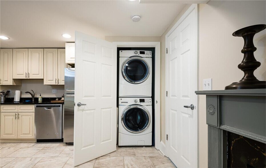 Building Photo - 723 5th St NE