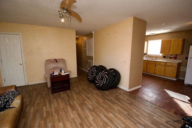 Building Photo - Comfortable Opelika Home — Convenient Location