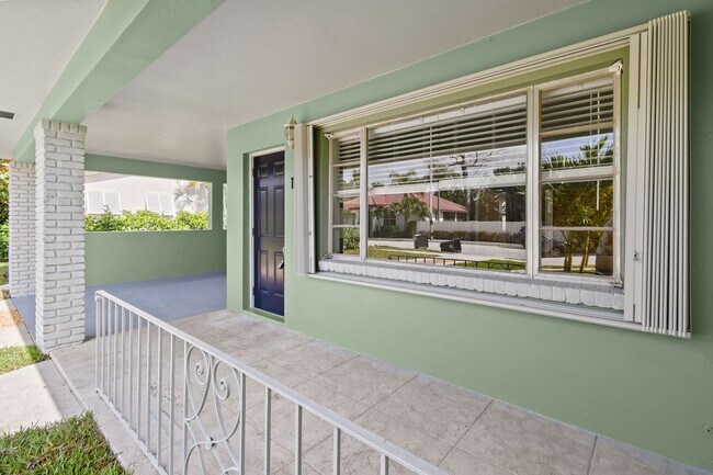 Building Photo - Beautifully maintained 2-bed/2-bath single-family residence is available for rent in one of West ...