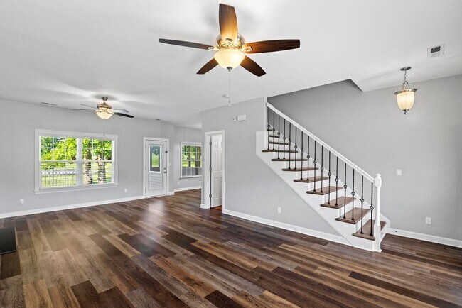 Building Photo - 4 Bedroom with Large Lot Available Now!