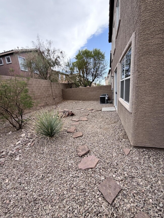 Building Photo - 3 bd 2.5 bath with LOFT