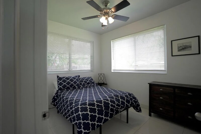 Building Photo - 2513 Staples Ave