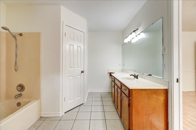 Building Photo - 6405 Clairfield St
