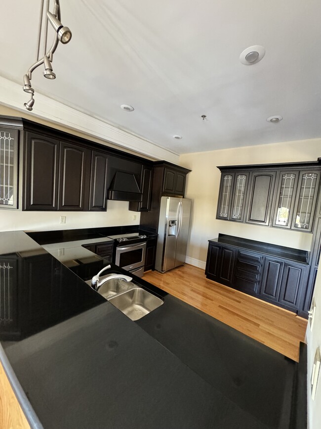 Perfect kitchen for entertaining. - 803 E 6th St