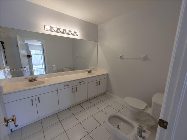 Building Photo - 1137 NW 128th Pl