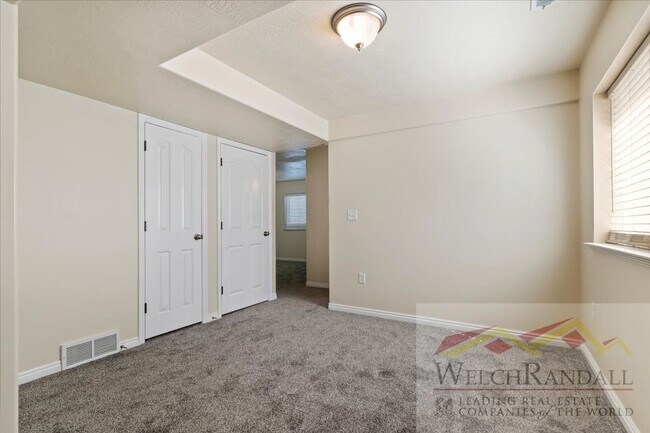 Building Photo - Spacious Residence in Taylorsville – 5 Bed...