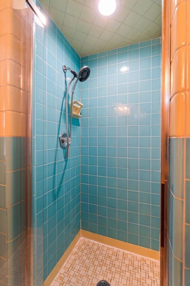 Building Photo - House Close To Campus!