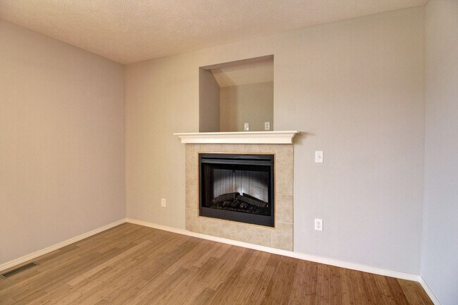 Building Photo - 1094 S Tanner Dr