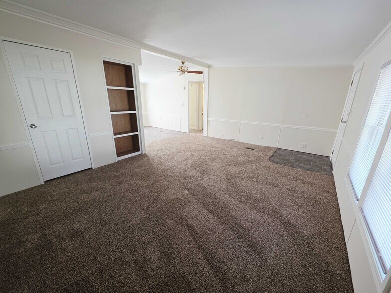 Building Photo - 3683 Pinoak St