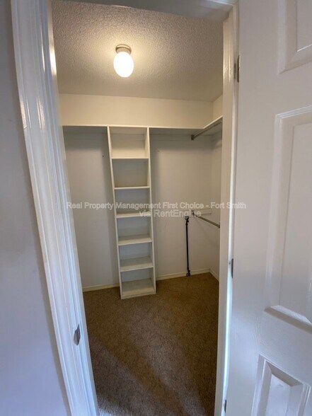 Building Photo - 1475 E Gate Dr