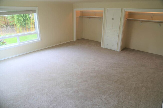 Building Photo - Seriously Spacious 5 bed 2 bath 36x20 Shop Garden Shed