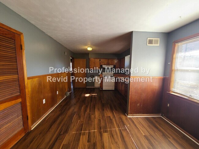 Building Photo - Large 3 bed 1.5 bath!