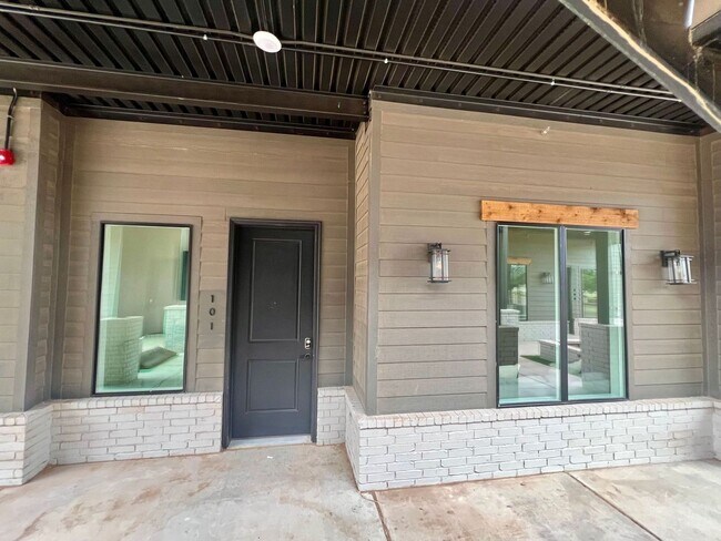 Building Photo - The Court At Overton