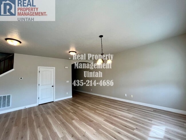 Building Photo - 3 bed 2.5 bath townhome in Fox Run