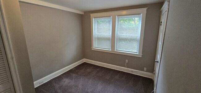 Building Photo - Huge 3-level 6 Bedroom - 2,500 sq/ft!