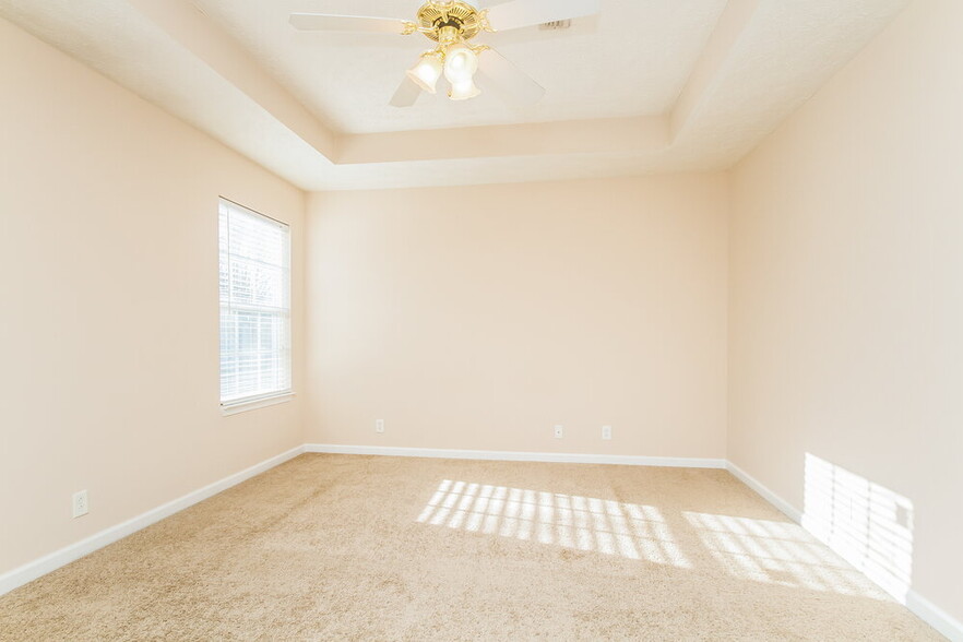 Building Photo - 1318 Eastwoods Dr