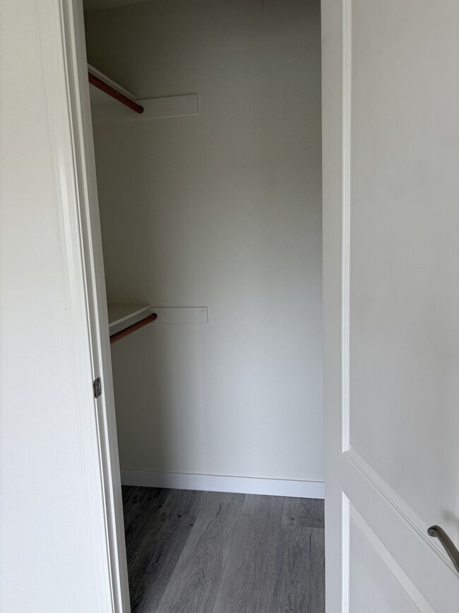 Building Photo - 4023 Bluff View Way