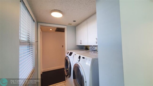 Building Photo - 3095 N Course Dr