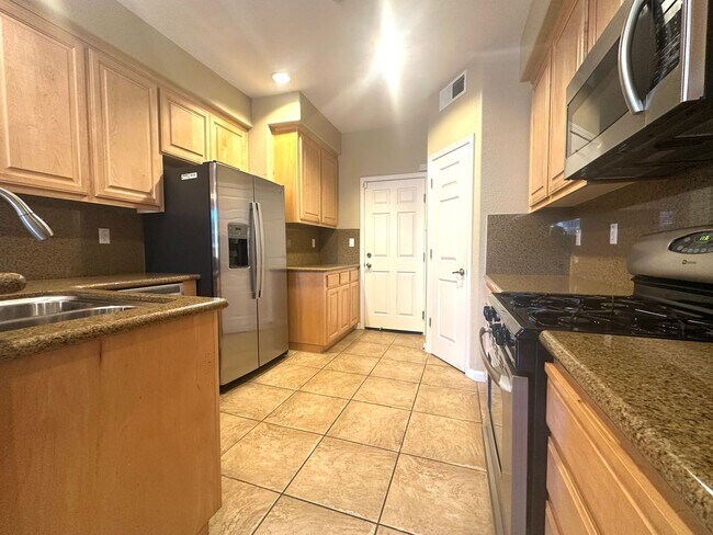 Building Photo - Gorgeous 3 Bed, 2 Bath in Gated Community in Brentwood