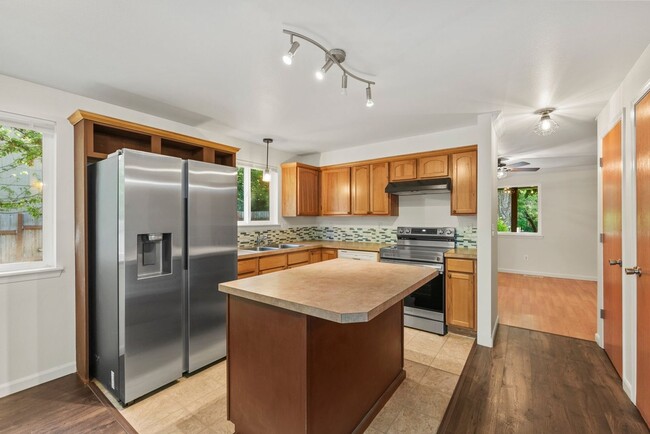 Building Photo - Clearwood Community Home in Yelm For Rent!...