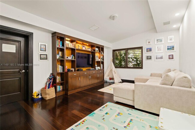 Building Photo - 2 SW 24th Rd