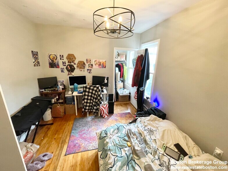 Building Photo - 31 Falcon St