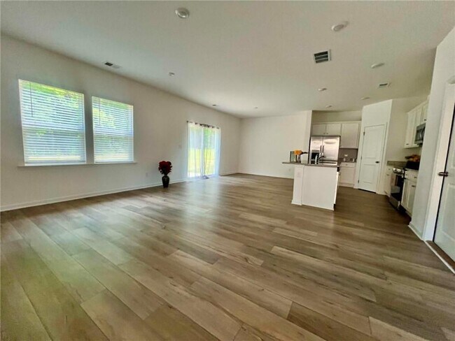 Building Photo - 683 Evergreen Rd