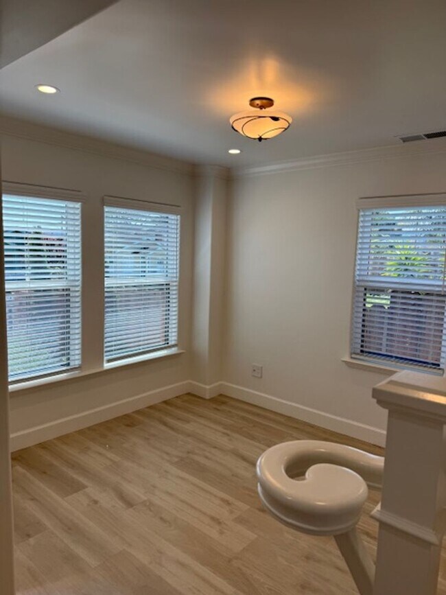 Building Photo - Great 2 bedroom, 1 bathroom house with office/bonus room and Ocean Views near DLI and downtown Mo...