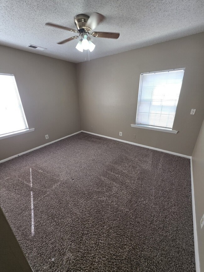 Building Photo - 2 story townhome, 3 bed 2 bath