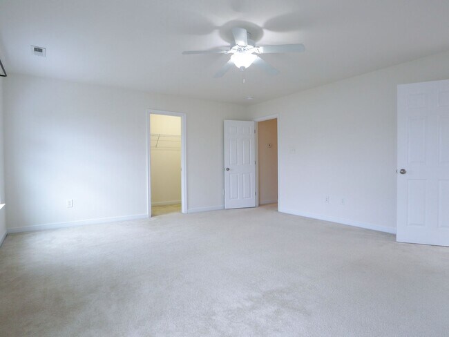 Building Photo - City Living with Parking: 4-Bedroom Townho...