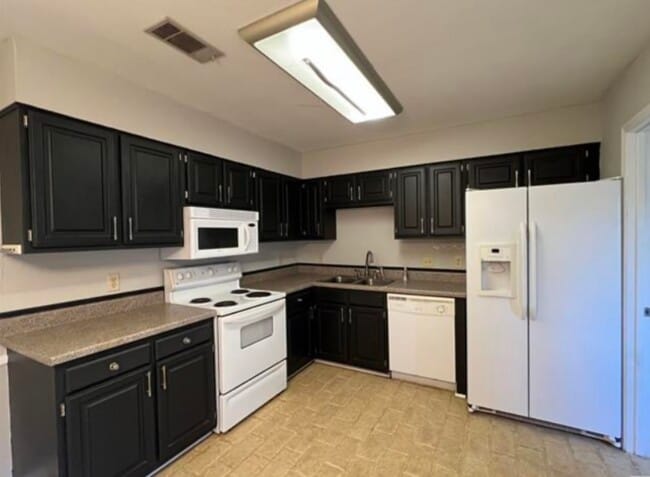 Building Photo - 110 Westchase Dr