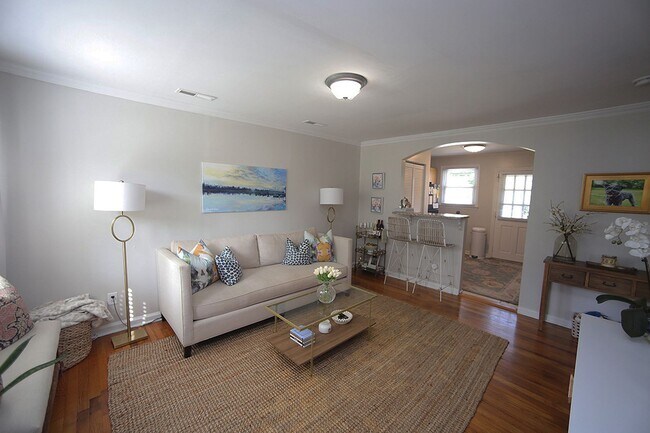 Building Photo - Two Bedroom Cottage in Five Points - Insid...