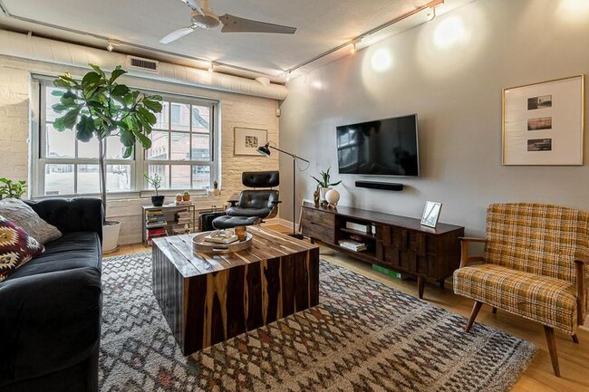 Primary Photo - 51 W Blenkner St