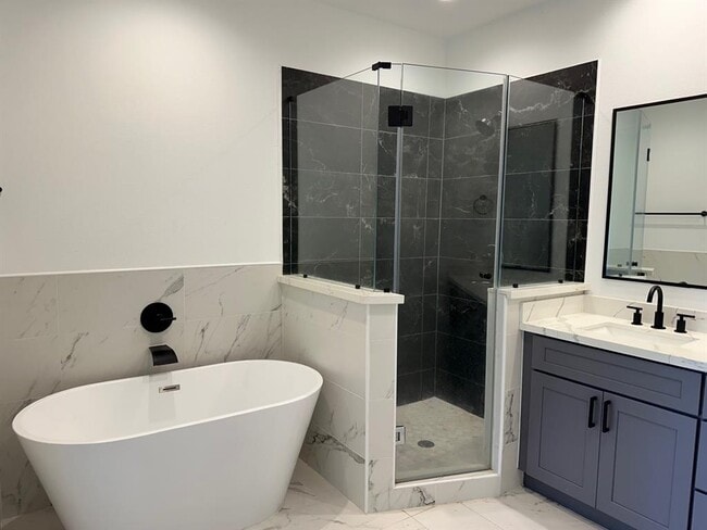 Building Photo - 2715 Drew St